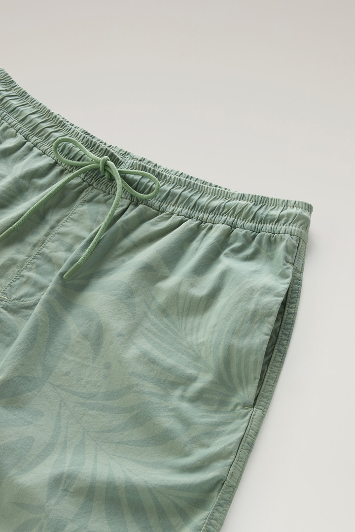 Stückgefärbte Shorts aus reiner Baumwolle mit Tropen-Print Grün photo 5 | Woolrich