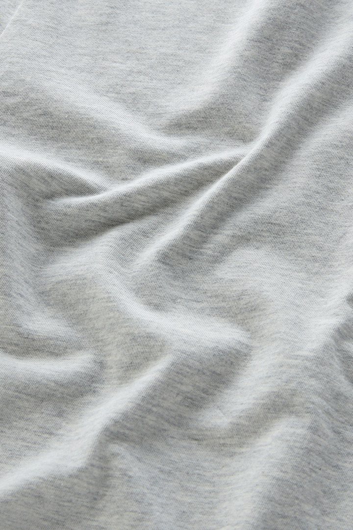 T-Shirt aus reiner Baumwolle mit kleiner Tasche Grau photo 8 | Woolrich