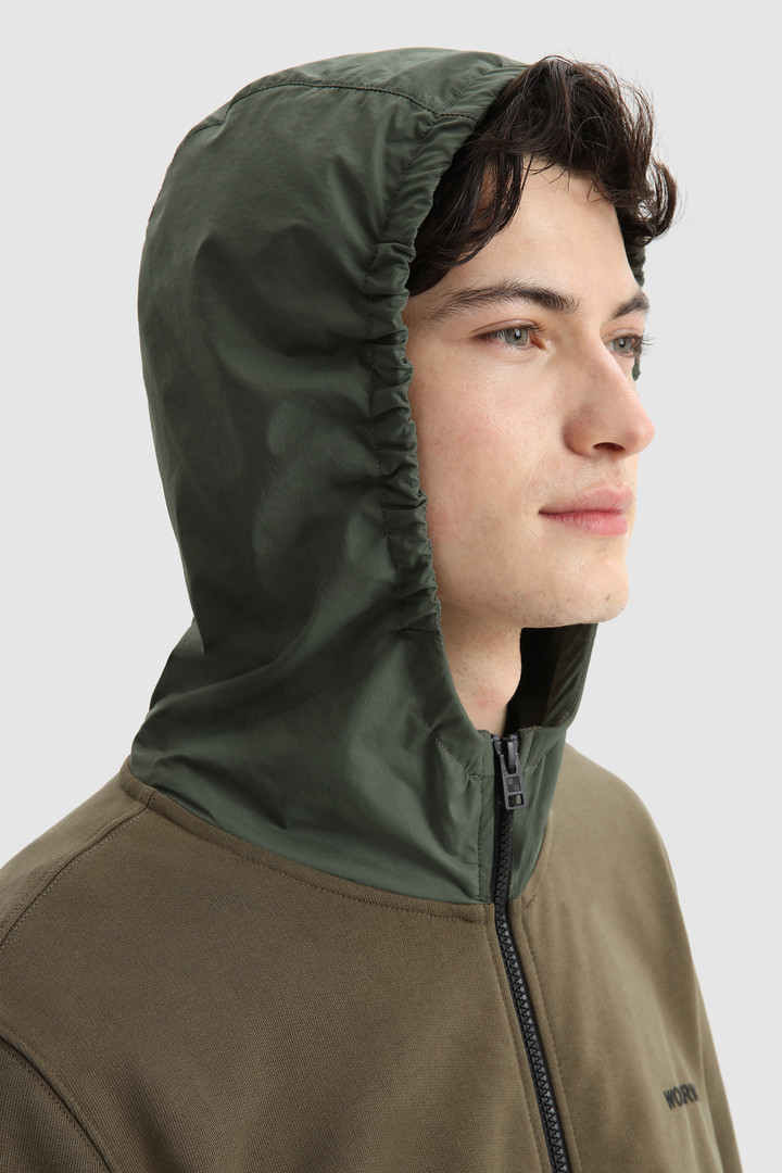 Sweat à capuche à patch en nylon et poches zippées