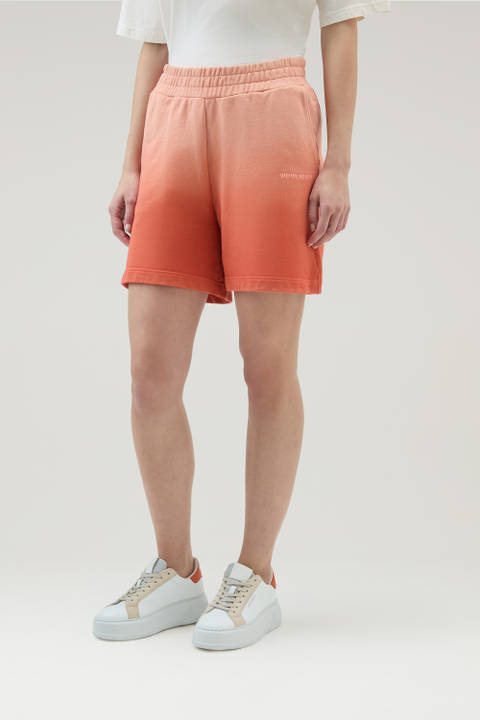 Pantalones cortos de algodón afelpado teñidos en prenda con degradado de color Rosa | Woolrich