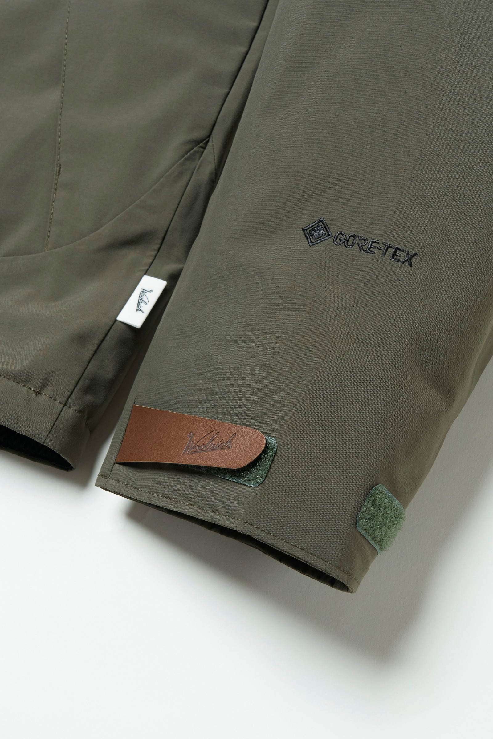 Men's GORE-TEX Waterproof Jacket with Detachable Hood Green | Woolrich UK