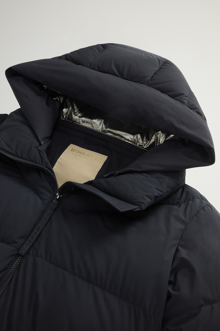 Parka longue matelassée en nylon élastique avec capuche amovible Noir photo 6 | Woolrich