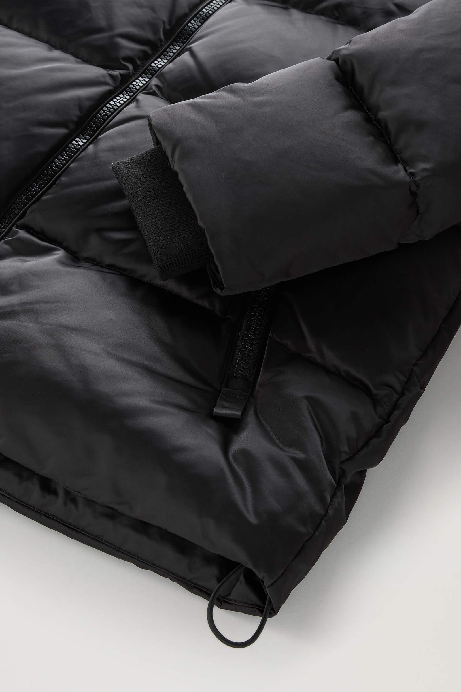 Donsjack van nylonsatijn zwart photo 9 | Woolrich
