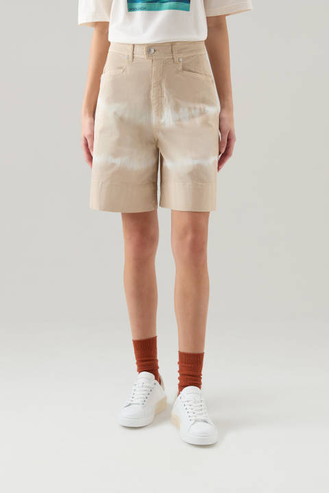 Korte garment-dyed shorts van stretchkatoenen keperstof Beige | Woolrich