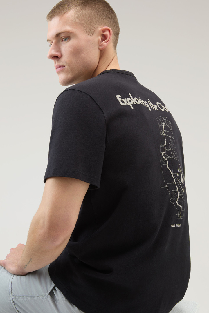 T-Shirt aus reiner Baumwolle mit Trail-Print Schwarz photo 4 | Woolrich