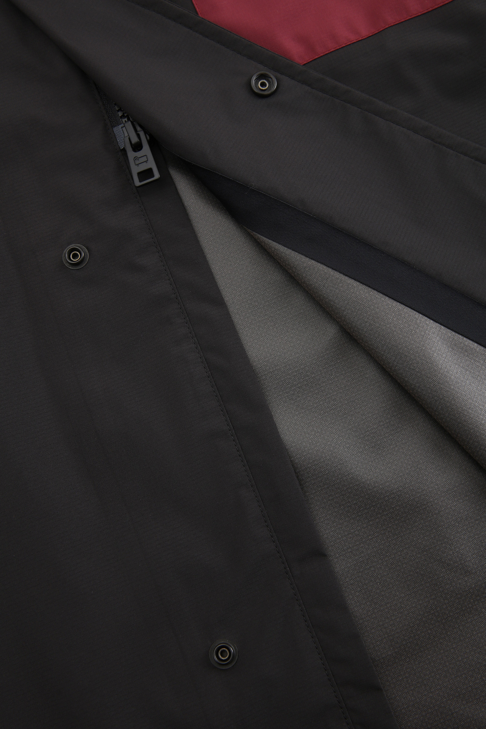 Abrigo Delaware ultraligero impermeable en Pertex® Revolve negro photo 14 | Woolrich