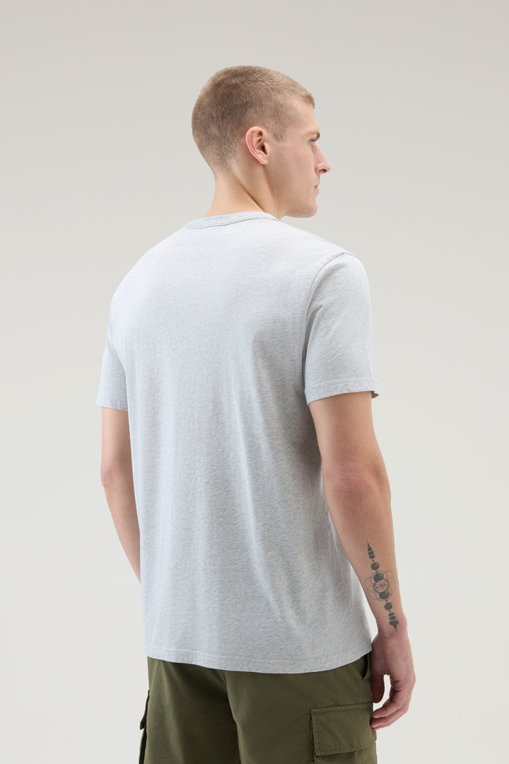 T-Shirt aus reiner Baumwolle mit Stickerei Grau photo 3 | Woolrich