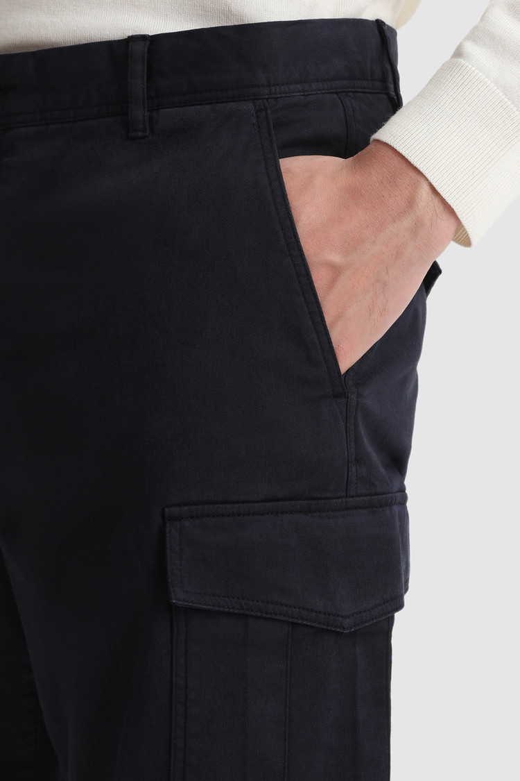 Pantaloni cargo in cotone tinto in capo elasticizzato
