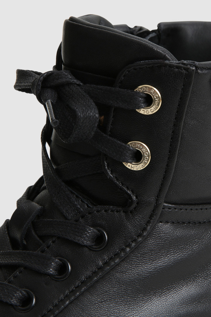 Klassieke halfhoge Court sneaker van doorgestikt nappaleer