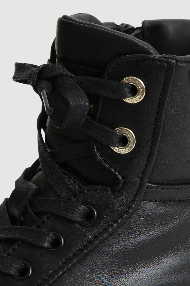 Klassieke halfhoge Court sneaker van doorgestikt nappaleer