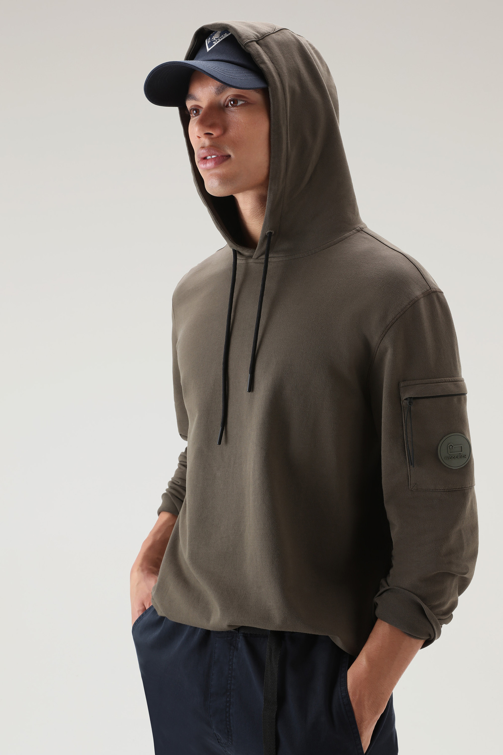 Sweat-shirt à capuche en pur coton muni d’une poche zippée vert photo 4 | Woolrich
