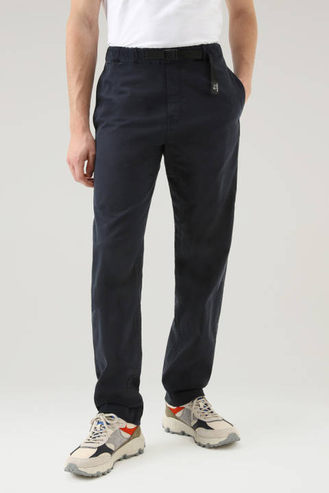 Pantalones Chino teñidos en prenda de algodón elástico con cinturón de nailon Azul | Woolrich