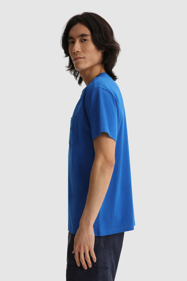 Camiseta con bolsillo y logotipo en relieve