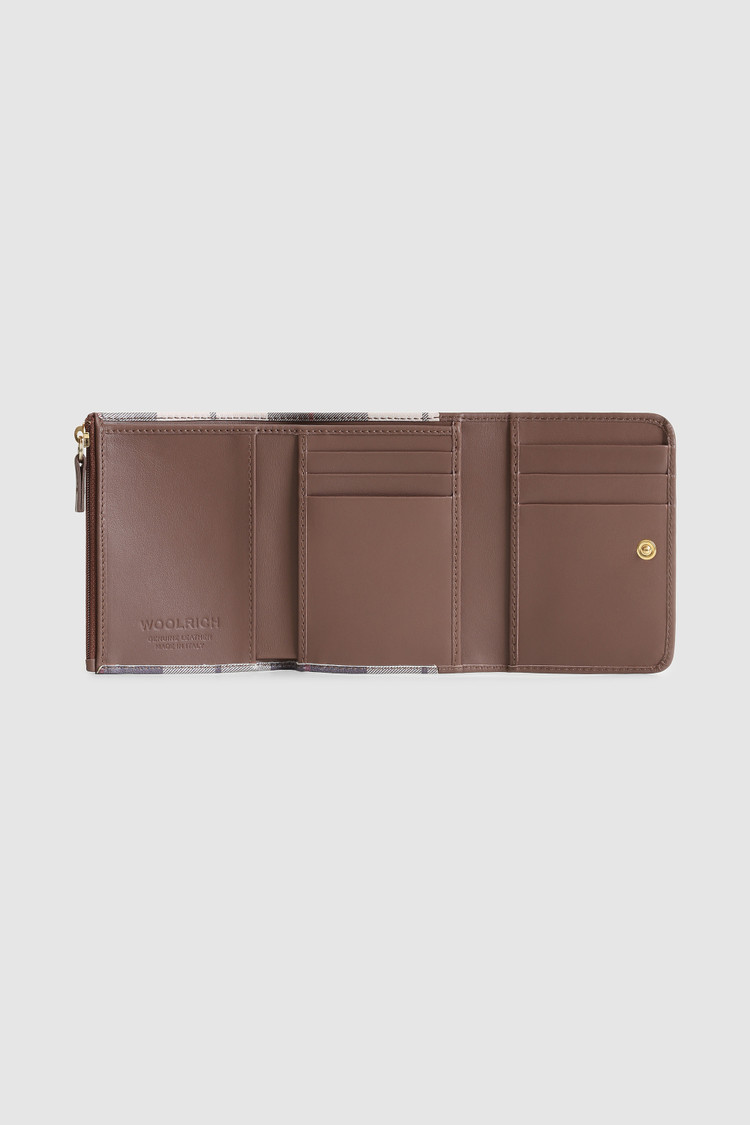 Cartera compacta de piel con cierre de cremallera y botón