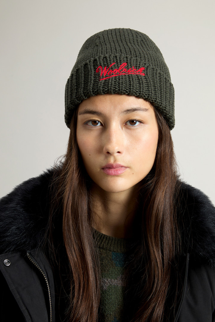 Beanie aus reiner Merino-Schurwolle mit Kontrastlogo Grün photo 5 | Woolrich