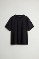 Tシャツ・カットソー WOOLRICH SS24 NYLON SHIRT (CFWOOS0119MR_UT3718621) Men's Pure Cotton Sheep T-shirt with Patch blue | Woolrich US