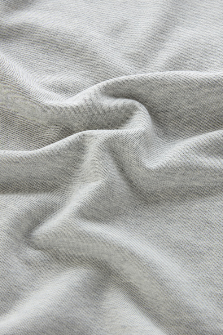 Sweat-shirt à col rond en pur coton avec imprimé en relief Gris photo 8 | Woolrich