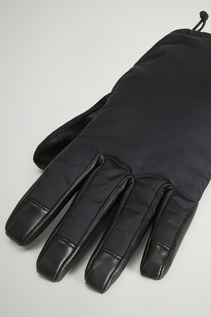 Handschuhe aus GORE-TEX Schwarz photo 2 | Woolrich