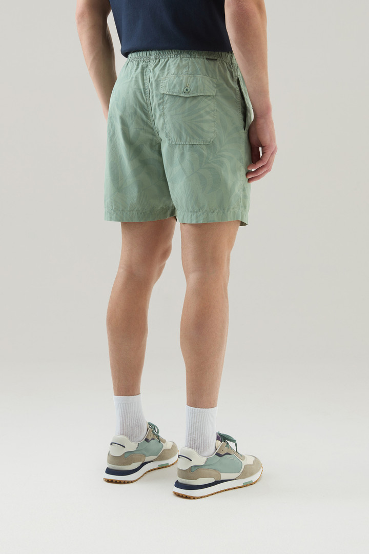 Stückgefärbte Shorts aus reiner Baumwolle mit Tropen-Print Grün photo 2 | Woolrich