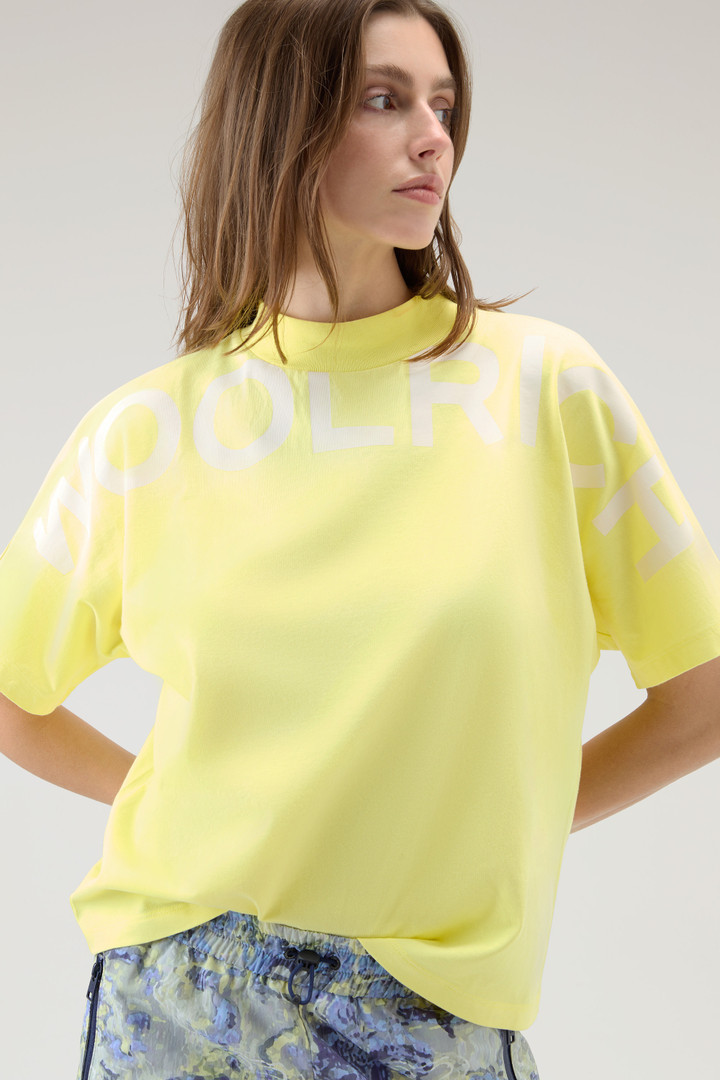 T-Shirt aus reiner Baumwolle mit Maxi-Print Gelb photo 4 | Woolrich