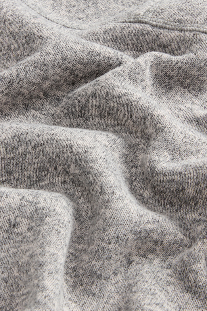 Sweatshirt mit durchgehendem Reißverschluss und hohem Kragen aus recyceltem Sherpa by Todd Snyder Grau photo 7 | Woolrich