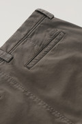 Pantaloni cargo in cotone elasticizzato tinto in capo