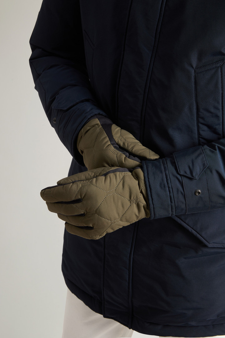 QUILTED GLOVES Green photo 4 | Woolrich