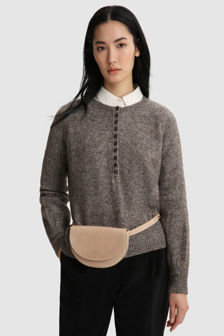 Small leather Shoulder Bag with magnetic closure