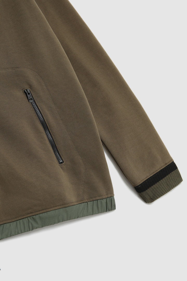Sweat à capuche à patch en nylon et poches zippées